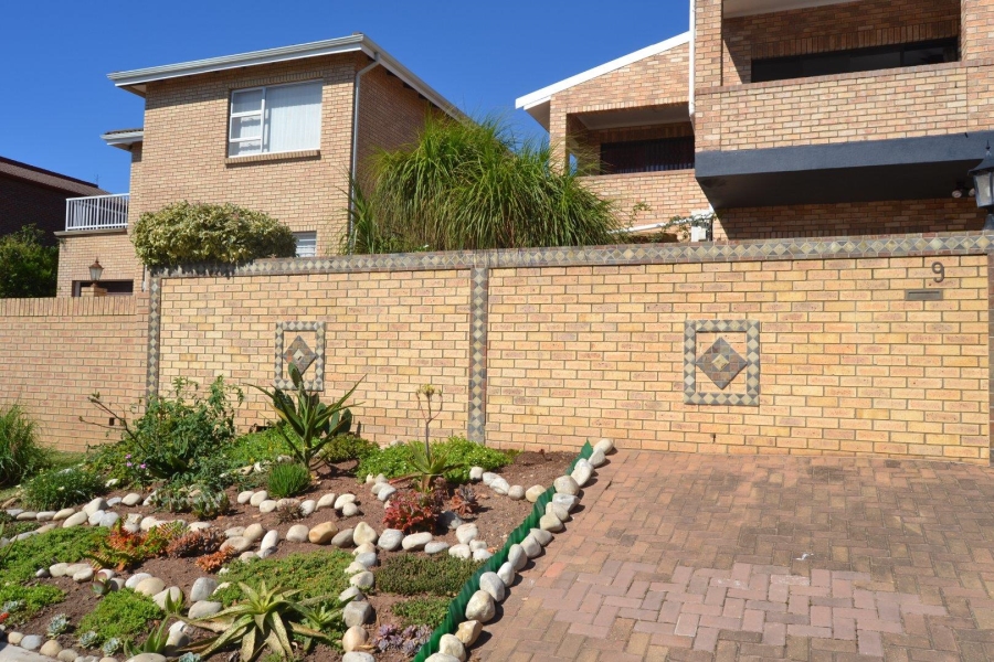 6 Bedroom Property for Sale in Wavecrest Eastern Cape